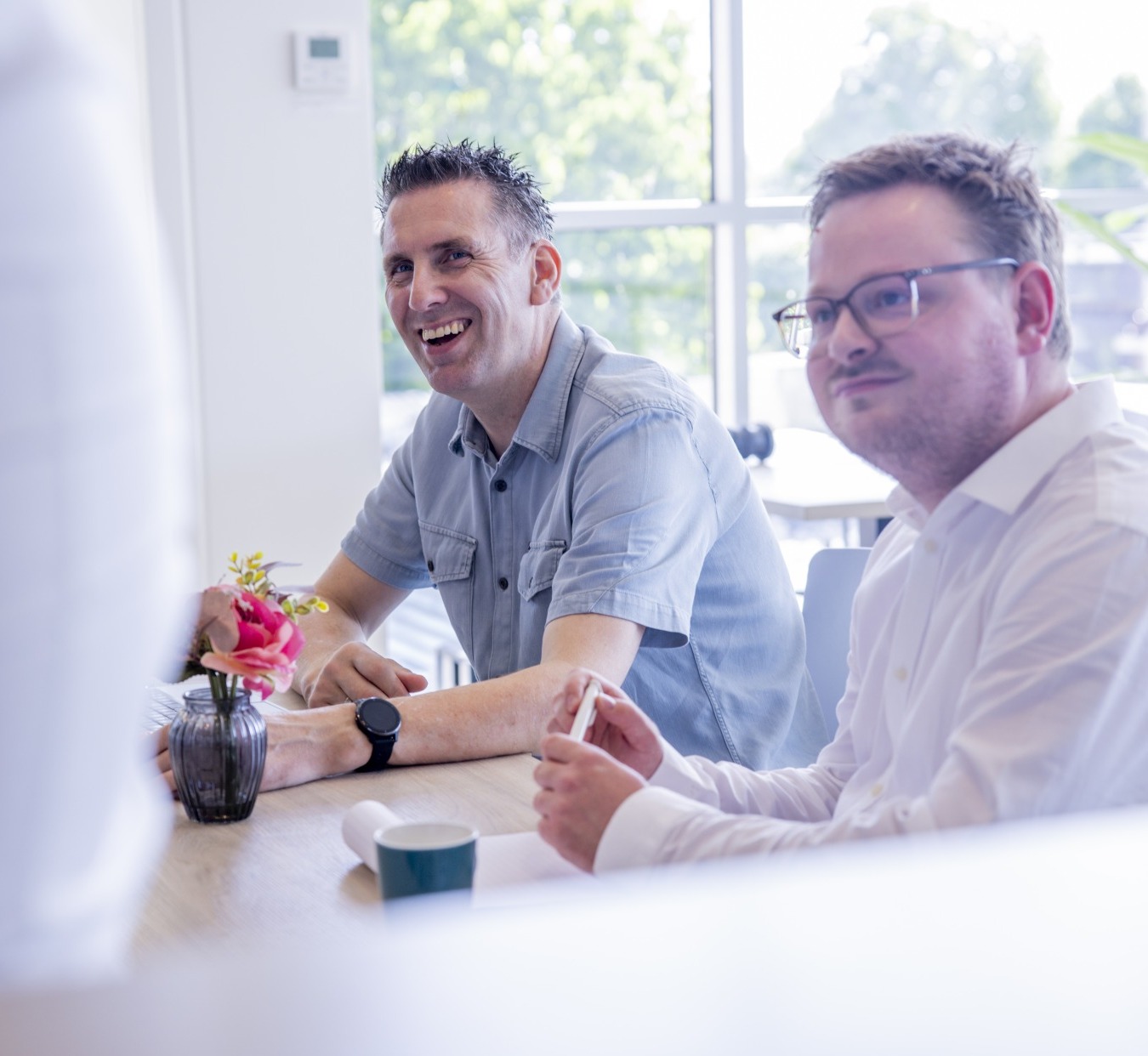 Twee specialisten van Loonium in overleg