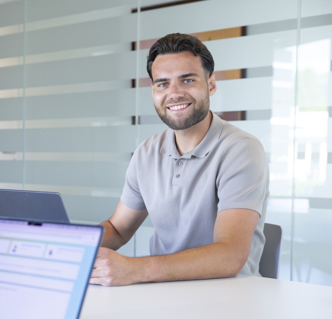 Payrollspecialist aan het werk op een laptop